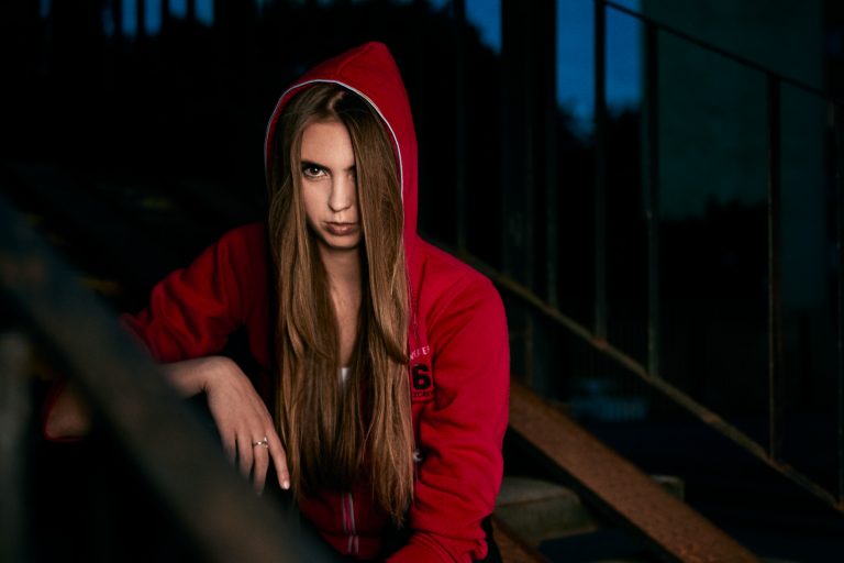 Portret Pauliny na schodach, świecony na trzy lampy błyskowe Quadralite Reporter 200 TTL