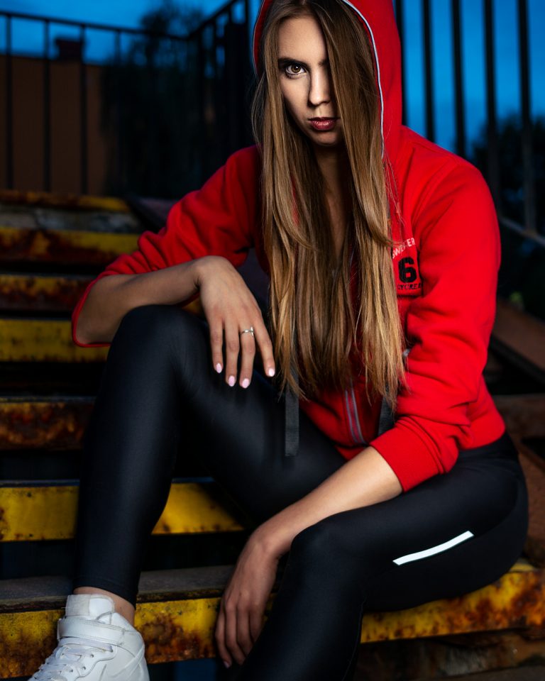Portret Pauliny na schodach, świecony na trzy lampy błyskowe Quadralite Reporter 200 TTL