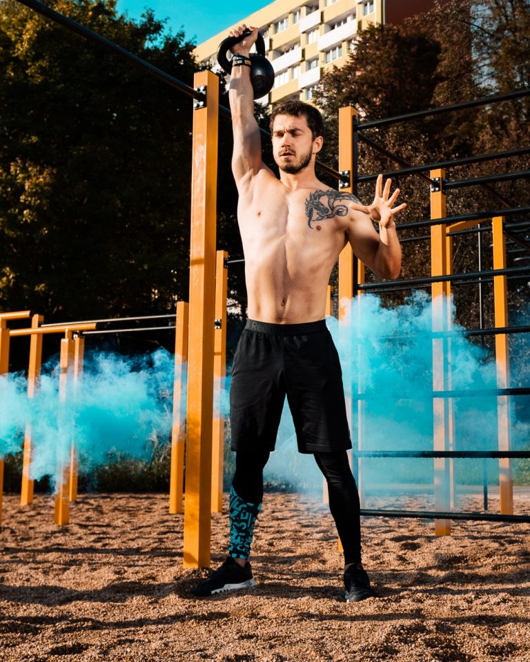 Maciek z kettlebellem