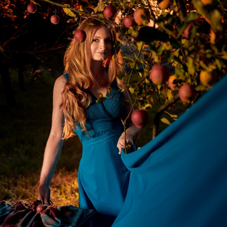 Ewelina w jabłoniowym sadzie