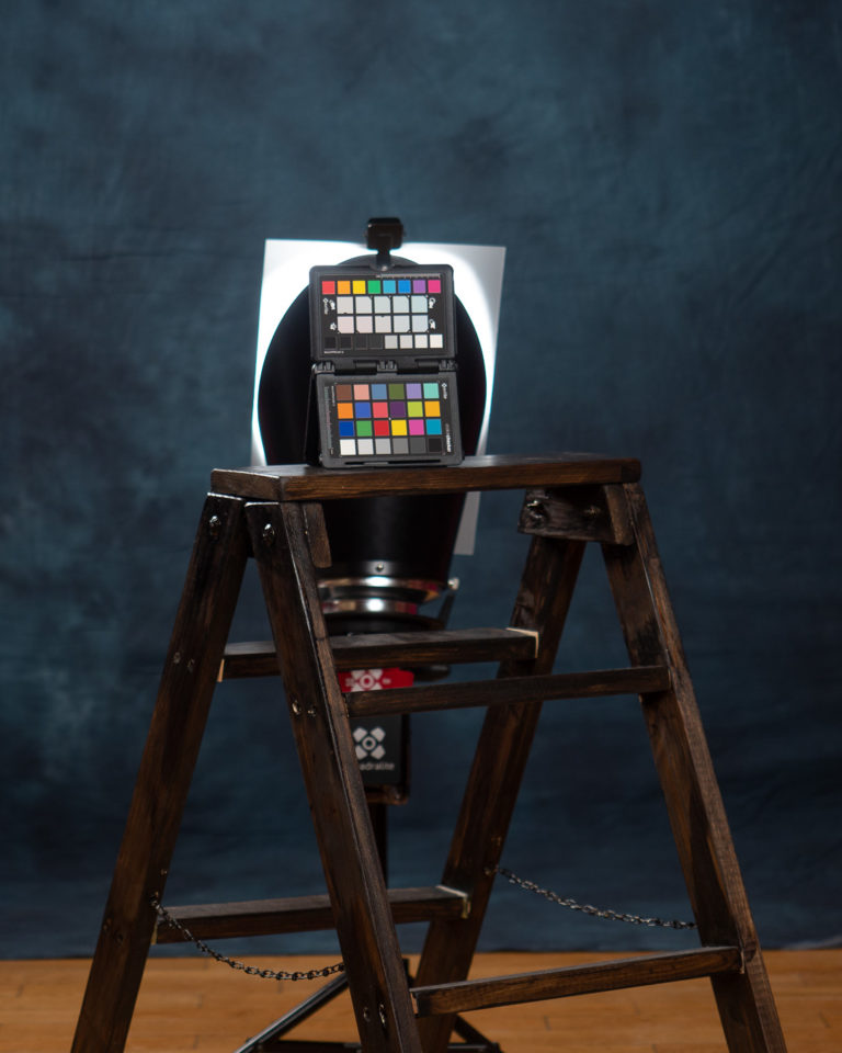 Niebieski gnieciuch, reflektor do oświetlania tła, Reporter 200 i Color Checker.