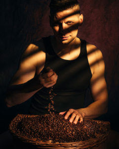Peter Bielack, portret z kawą w tle