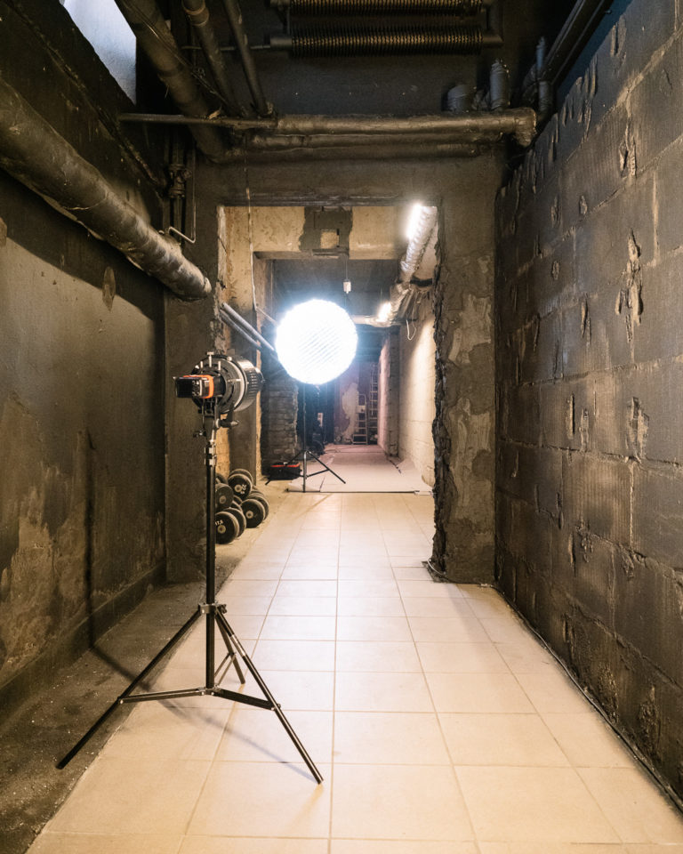Korytarz przygotowany do sesji fotograficznej.